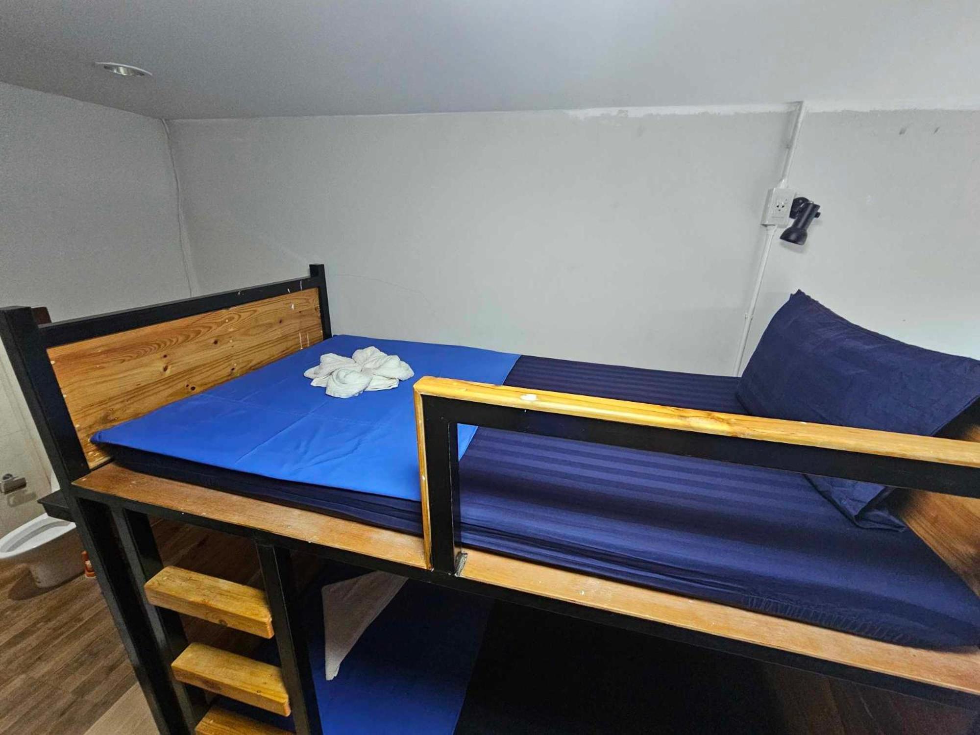 Eq Hostel Тонгсала Екстериор снимка