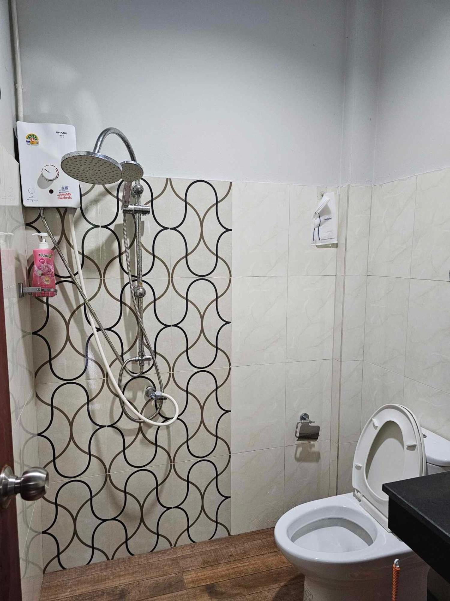 Eq Hostel Тонгсала Екстериор снимка