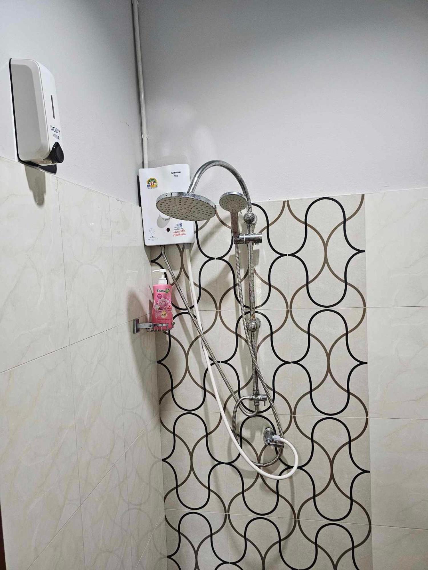 Eq Hostel Тонгсала Екстериор снимка
