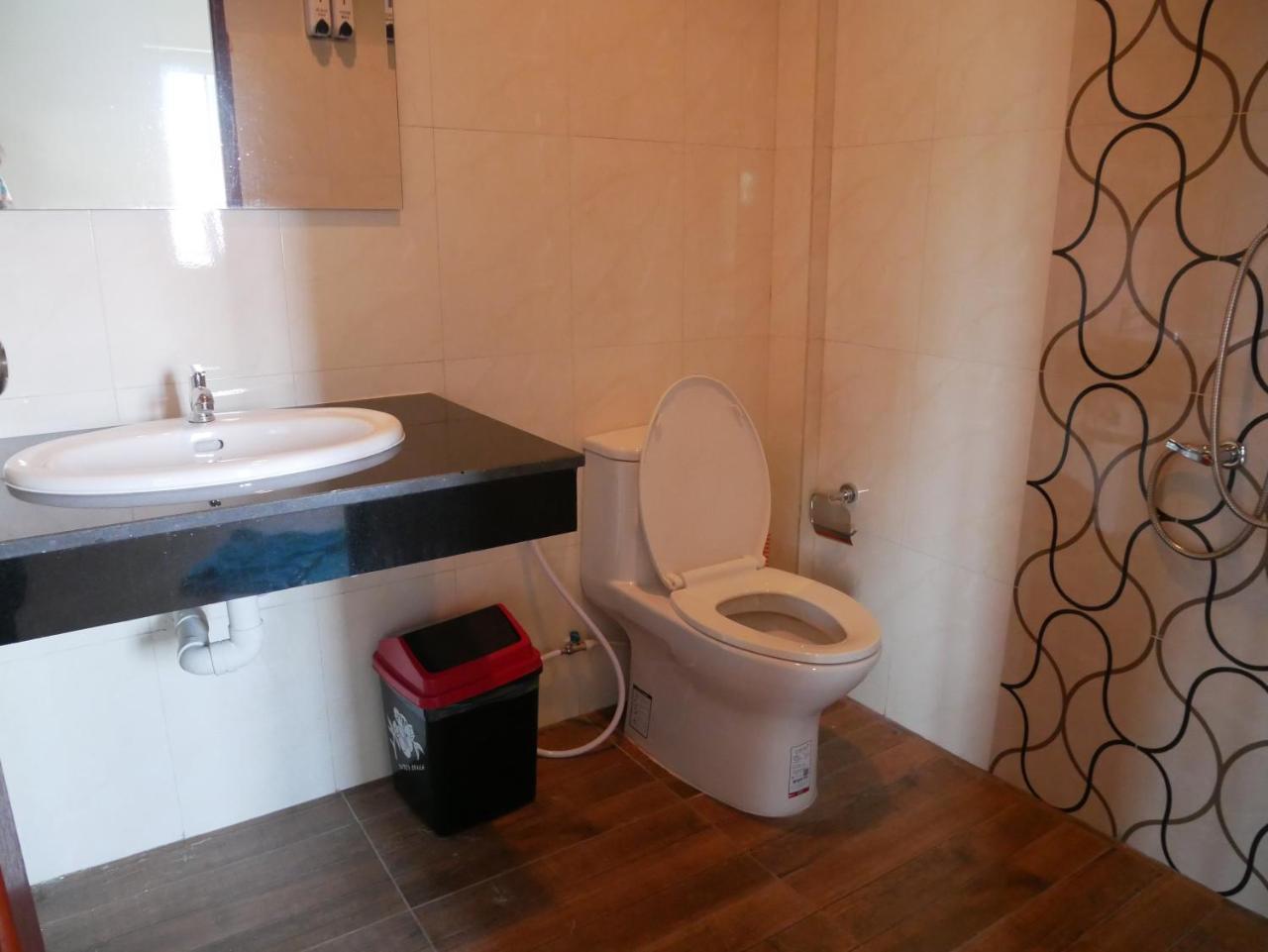 Eq Hostel Тонгсала Екстериор снимка